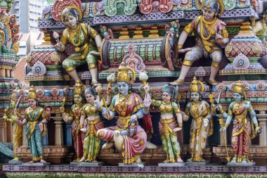 Singapur 'un küçük Hindistan bölgesindeki Sri Veeramakaliamman Tapınağı' nın çatısında güzel ve renkli Hindistanlı mitoloji tanrıları.
