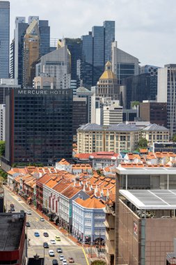 Singapur - 1 Ağustos 2025: gündüz vakti Singapur şehir merkezi manzarası. Singapur 'un ana ticaret ve finans merkezi konumundadır..