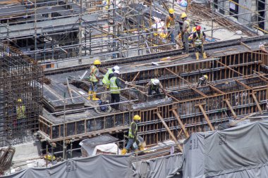 Singapur - 1 Ağustos 2025: Singapur 'da inşaat işçileri.