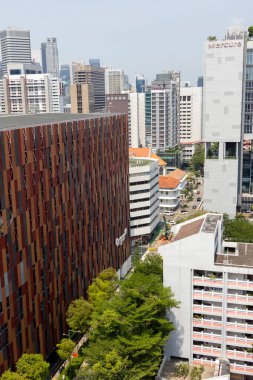 Singapur - 25 Temmuz 2025: Singapur 'da Bugis bölgesi. Bugis, sayısız yiyecek seçeneğine, sanat galerilerine ve tarihi anıta ev sahipliği yapan renkli bir bölge.