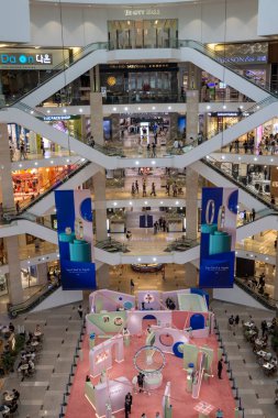 Kuala Lumpur, Malezya-15 Ağustos 2025: Pavilion Kuala Lumpur alışveriş merkezi Kuala Lumpur, Malezya 'daki Bukit Bintang' da yer almaktadır. Vızıldayan bir iş ve eğlence bölgesinin tam ortasında.