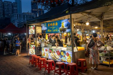Kuala Lumpur, Malezya-14 Ağustos 2025: Kuala Lumpur 'daki Jalan Alor gece pazarına kalabalık ziyaretleri. Gece pazarındaki tezgahlar 16: 30 'da kurulmaya başlar ve gece yarısı gibi kapanır..