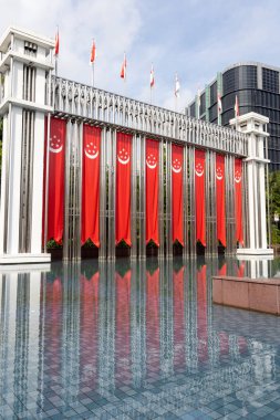 Singapur - 8 Ağustos 2025: Istana Park, Singapur 'da festival kemeri. Dört kat yüksekliğinde ve 26 metre uzunluğunda olan kemer, Civic District 'e açılan kapıyı işaret ediyor.