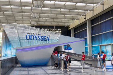 Singapur - 8 Ağustos 2025 Singapur Ulusal Müzesi 'nde Singapur Odyssea. Ziyaretçilerin tarihe geçmesine ve bu dijital serginin geçmişiyle etkileşime geçmesine izin verdi..