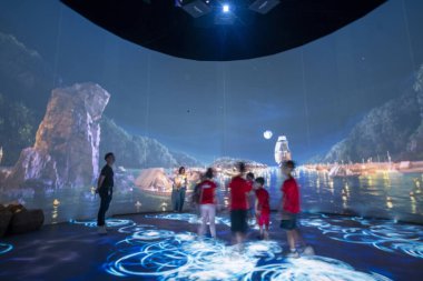 Singapur - 8 Ağustos 2025 Singapur Ulusal Müzesi 'nde Singapur Odyssea. Ziyaretçilerin tarihe geçmesine ve bu dijital serginin geçmişiyle etkileşime geçmesine izin verdi..