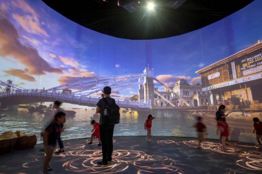 Singapur - 8 Ağustos 2025 Singapur Ulusal Müzesi 'nde Singapur Odyssea. Ziyaretçilerin tarihe geçmesine ve bu dijital serginin geçmişiyle etkileşime geçmesine izin verdi..