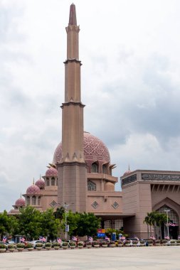 Putrajaya, Malezya-14 Ağustos 2025: Putra Mescidi 'nin Putrajaya, Malezya' daki manzarası. Pembe kubbeli Putra Camii şüphesiz Putrajaya 'nın en belirgin simgelerinden biridir.