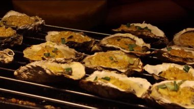 Barbekü istiridyesi gece pazarında satıldı.