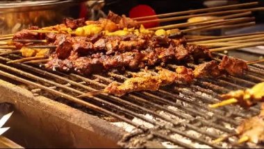 Barbekü satay bir gece pazarında bir tezgahta satıldı.