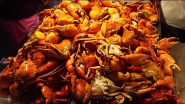 Gece pazarında satılan yengeç.