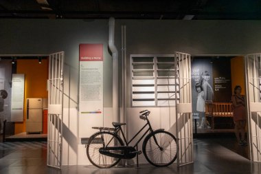 Singapur - 8 Ağustos 2025: İnsanlar Singapur Ulusal Müzesi 'ni ziyaret ediyor. Singapur Ulusal Müzesi Singapur 'un sömürge döneminin ilk yıllarına dayanmaktadır..