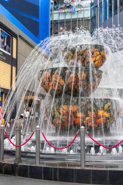 Kuala Lumpur, Malezya-15 Ağustos 2025: Kuala Lumpur, Malezya 'daki Bukit Bintang' da bulunan Pavilion Kristal Çeşmesi. Boyu 3.6 metre ve genişliği 6 metre..