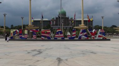 Putrajaya, Malezya-14 Ağustos 2025: Putra Meydanı 'nın Putrajaya, Malezya' da yer alan manzarası, 13 devleti temsil eden yıldızın her noktasında yıldız şekilli heykeller sergiliyor.