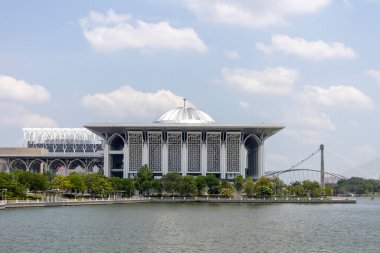 Putrajaya, Malezya-14 Ağustos 2025: Putrajaya, Malezya 'daki Tuanku Mizan Zainal Abidin Camii' nin manzarası. Demir Cami olarak da bilinir, Putrajaya 'nın en önemli ikinci camiidir..