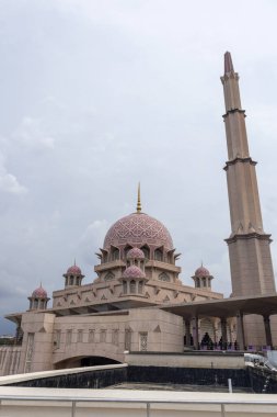 Putrajaya, Malezya-14 Ağustos 2025: Putra Mescidi 'nin Putrajaya, Malezya' daki manzarası. Pembe kubbeli Putra Camii şüphesiz Putrajaya 'nın en belirgin simgelerinden biridir.