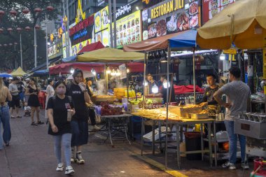 Kuala Lumpur, Malezya-14 Ağustos 2025: Kuala Lumpur 'daki Jalan Alor gece pazarına kalabalık ziyaretleri. Gece pazarındaki tezgahlar 16: 30 'da kurulmaya başlar ve gece yarısı gibi kapanır..
