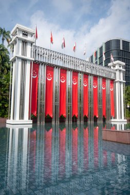Singapur - 8 Ağustos 2025: Istana Park, Singapur 'da festival kemeri. Dört kat yüksekliğinde ve 26 metre uzunluğunda olan kemer, Civic District 'e açılan kapıyı işaret ediyor.