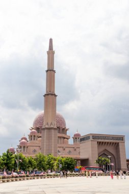 Putrajaya, Malezya-14 Ağustos 2025: Putra Mescidi 'nin Putrajaya, Malezya' daki manzarası. Pembe kubbeli Putra Camii şüphesiz Putrajaya 'nın en belirgin simgelerinden biridir.