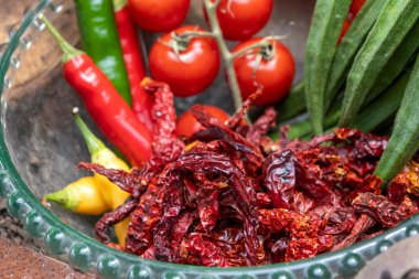 Kurutulmuş ve taze biber, kırmızı domates ve bamya.