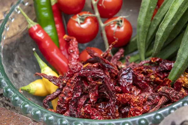 Kurutulmuş ve taze biber, kırmızı domates ve bamya.