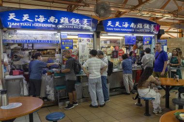 Singapur - 30 Ağustos 2025: Yerel halk ve turistler popüler bir Singapur gıda standından ünlü tavuk pirinci almak için sabırsızlıkla sıraya girdiler.