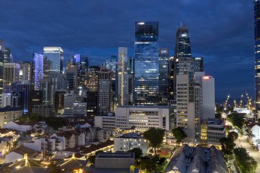 Singapur - 30 Ağustos 2025: Alacakaranlıkta Singapur şehir merkezinin ufuk çizgisi, şehrin ışıkları solmaya başladı.