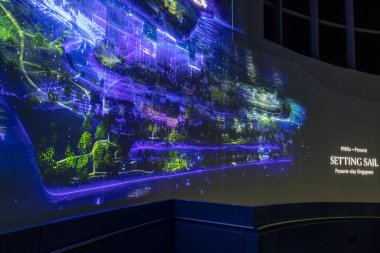 Singapur - 8 Ağustos 2025 Singapur Ulusal Müzesi 'nde Singapur Odyssea. Ziyaretçilerin tarihe geçmesine ve bu dijital serginin geçmişiyle etkileşime geçmesine izin verdi..