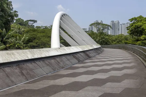 Singapur, 29 Ağustos 2025, Alexandra Kemeri, Singapur. Sancak, Singapur 'daki Alexandra Yolu' ndan geçen 80 metre uzunluğunda ve 4 metre genişliğinde bir yaya köprüsü.