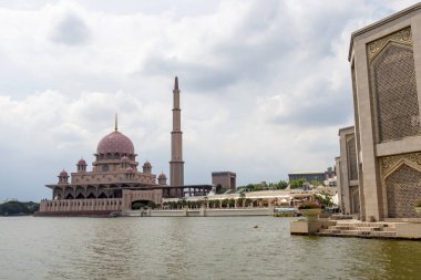Putrajaya, Malezya-14 Ağustos 2025: Putra Mescidi 'nin Putrajaya, Malezya' daki manzarası. Pembe kubbeli Putra Camii şüphesiz Putrajaya 'nın en belirgin simgelerinden biridir.