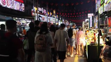 Kuala Lumpur, Malezya-14 Ağustos 2025: Kuala Lumpur 'daki Jalan Alor gece pazarına kalabalık ziyaretleri. Gece pazarındaki tezgahlar 16: 30 'da kurulmaya başlar ve gece yarısı gibi kapanır..