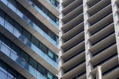 Singapur şehir merkezindeki ofis binası cephesi..