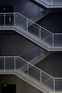 Binanın üzerine siyah boyanmış metal merdiven.