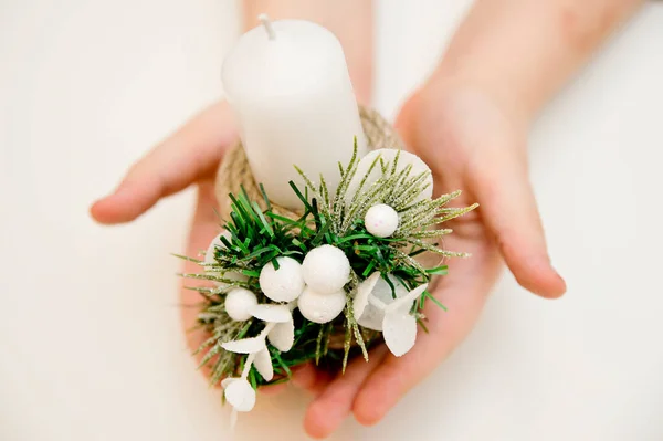Weihnachtskerzen Und Schmuck Auf Weißem Hintergrund Handgemachter Kerzenständer Adventliche Dekoration — Stockfoto