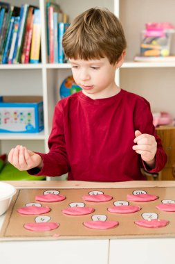 Çocuk saymayı öğreniyor. Anaokulu için mantıklı görevler. Çocuk istihdamı, iyi motor becerileri eğitimi, odaklanmayı öğrenme, görev tamamlama, çocukların motivasyonu. DIY Montessori etkinlikleri.