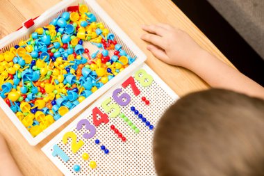 İğne yerleştiren numaracı çocuk sayesinde. Evde oyna. Çocukların iyi motor becerileri geliştirmesi için uygulama, oyun yoluyla mantıklı düşünme. Saymayı öğren ve hayal gücünü, yaratıcılığı canlandır..