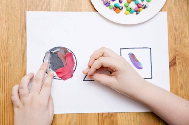 Güzel motor eğitimi. Eller için egzersiz. Çocukların erken eğitimi. Montessori metodu. Plastiğin geometrik şekilleri. Anaokulu veya özel ihtiyaçları olan görevler.