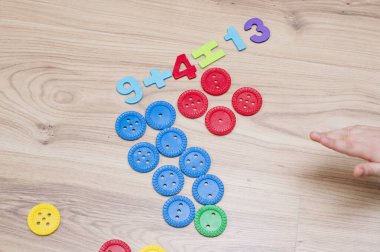 Matematik ve eğlence. Renkli doğal ahşap ile büyük düğmeleri saymak ve işaretlemek. Oyun bitti. Evde oyna. Öğrenme metodu. Erken eğitim, sayma oyunu, iyi motor beceriler..