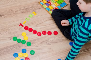 Matematik ve eğlence. Renkli doğal ahşap ile büyük düğmeleri saymak ve işaretlemek. Oyun bitti. Evde oyna. Öğrenme metodu. Erken eğitim, sayma oyunu, iyi motor beceriler..