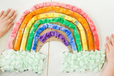 Evdeki çocuk gökkuşağı yapıp boyuyor. Genç sanatçılar için egzersiz. Erken eğitim, Montessori yöntemi. İyi motor becerileri geliştirmek için uygulama. Sıfır israf, evde DIY oyunları.