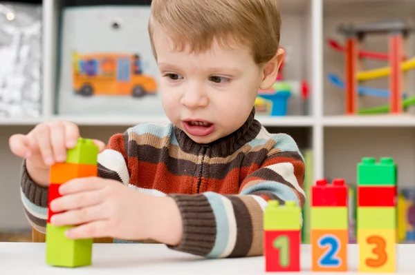 Aprender Contar Menino Anos Empilhando Blocos Duplo Conceito Crianças Infância — Fotografia de Stock