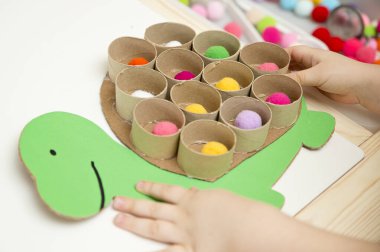 Mutlu kaplumbağa. Yeni yürümeye başlayanlar için oyun sıralaması. Hücreleri ponponlarla doldur. Erken eğitim, renkleri öğrenmek ve devam etmek. Anaokulu ve özel ihtiyaçlar okulu için Montessori tematik uygulaması