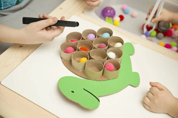 Happy Turtle Sorting Game Toddlers Fill Cells Pompoms Early Education — Stock Photo, Image