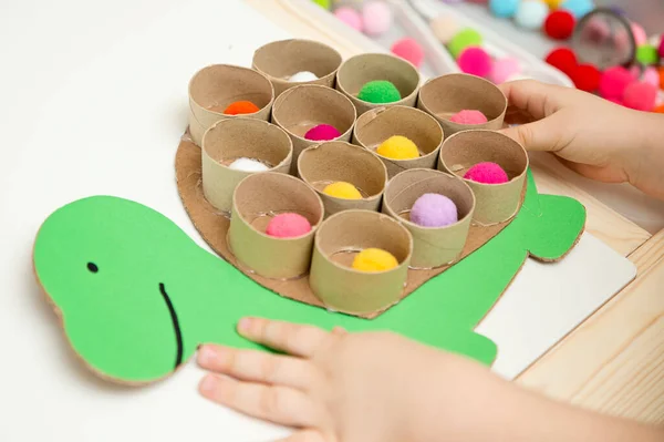 Happy Turtle Sorting Game Toddlers Fill Cells Pompoms Early Education — Stock Photo, Image