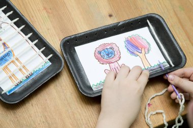 Hayvan kafesinde kullanılan plastik köpük tepsisi. Bir şeyleri iki kez kullan. 5 dakikalık zanaat, kolay oyun fikirleri. Konsantrasyon ve ince motor beceriler üzerine odaklanmak için Montessori metodoloji aracı.