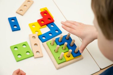 Şekillere uyuyor. Üç boyutlu ahşap inşaatçı. Saymayı öğrenmek için uygulama. Toplama ve çıkarma egzersizleri. Anaokulu ve anaokulu çocukları için Montessori metodu.