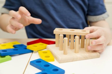 Şekillere uyuyor. Üç boyutlu ahşap inşaatçı. Saymayı öğrenmek için uygulama. Toplama ve çıkarma egzersizleri. Anaokulu ve anaokulu çocukları için Montessori metodu.