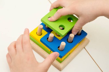 Şekillere uyuyor. Üç boyutlu ahşap inşaatçı. Saymayı öğrenmek için uygulama. Toplama ve çıkarma egzersizleri. Anaokulu ve anaokulu çocukları için Montessori metodu.