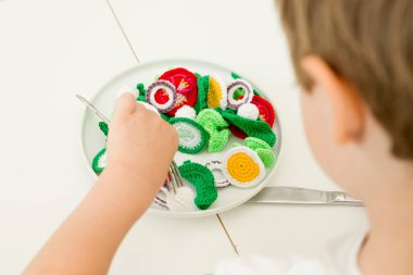 El yapımı tığ işi salata. Sağlıklı kahvaltı, anaokulu öğrencileri için mutfak oyuncakları. Çocukların hayal gücünü geliştirmek için evde duyusal pişirme oyunları. Klasik tarif.