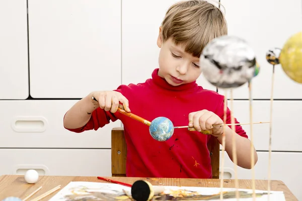 Chlapec Malování Styrofoam Koule Při Výrobě Modelu Sluneční Soustavy Pro Stock Obrázky