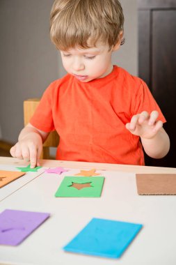 Renkleri öğreniyorum. Her yıldız için kart bulma oyunu eşleştiriliyor. 5 dakikalık zanaat, kolay oyun fikirleri. Konsantrasyon, konuşma terapisi ve ince motor beceriler için Montessori metodoloji aracı.